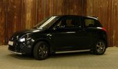 Dunkel parkeringskælder med nice vægbeklædning